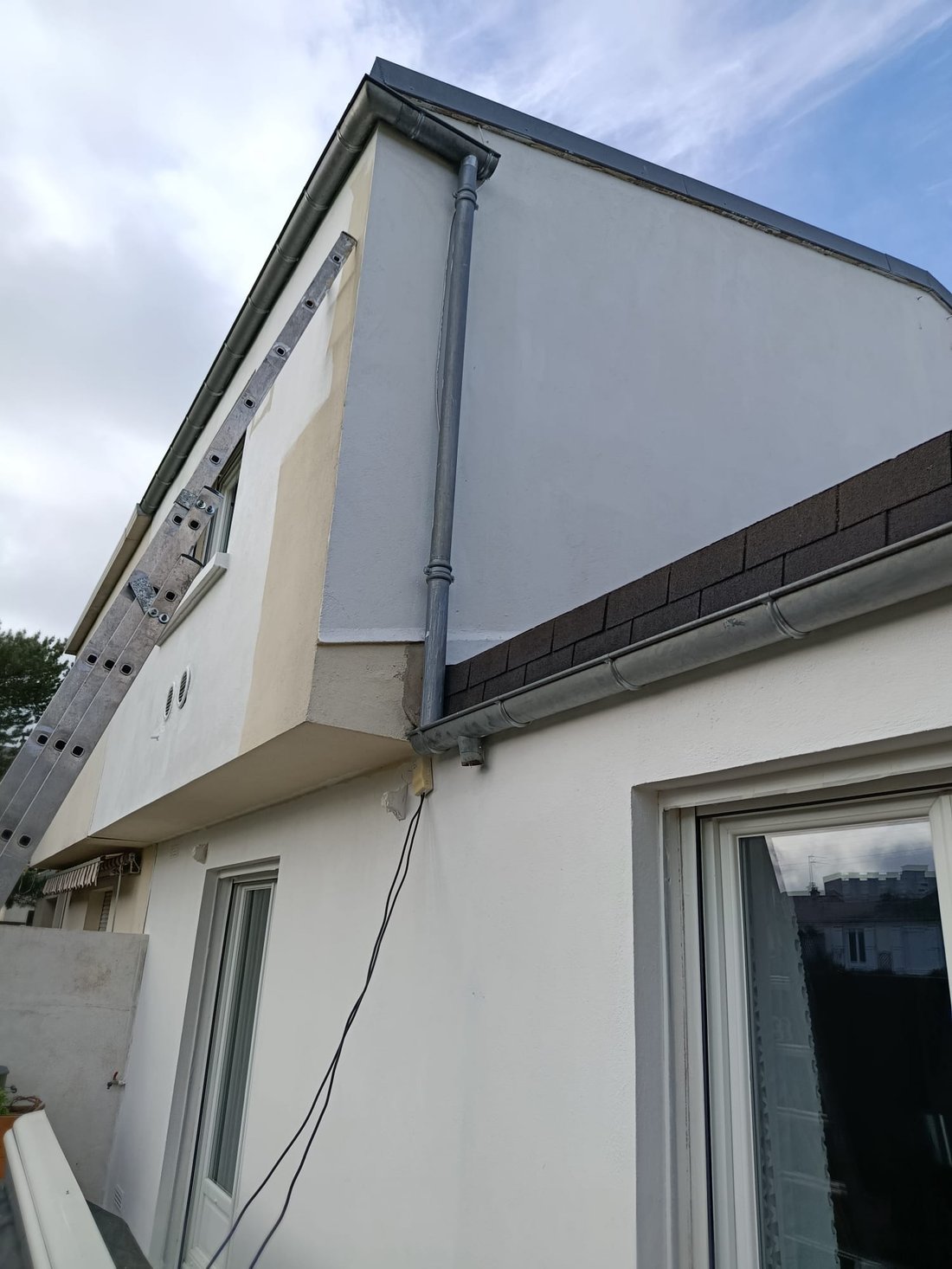Couvreur de DB Rénovation en intervention de peinture de façade à Châtellerault