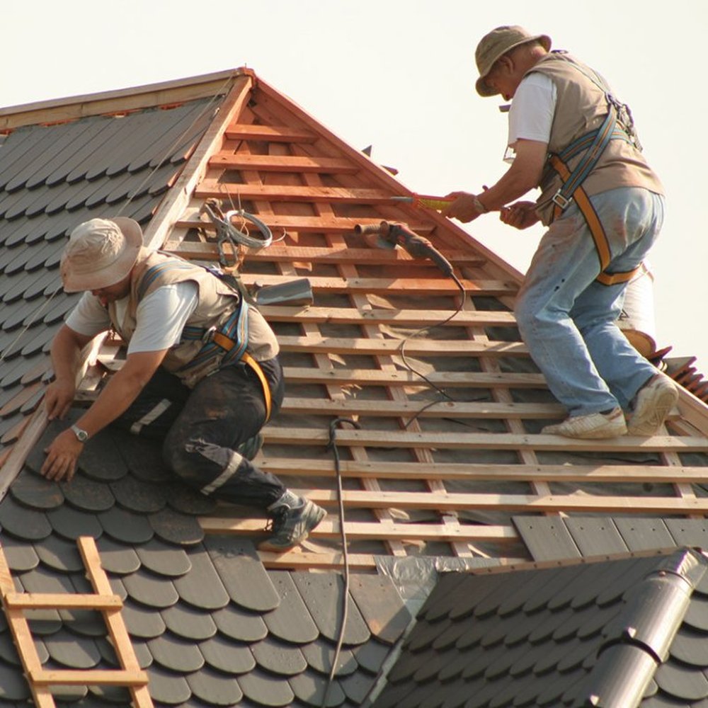 Chantier de rénovation de façade avec échafaudage